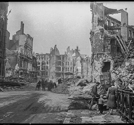 32 seltene und erstaunliche Vintage-Fotografien fangen die Ruinen Berlins durch einen sowjetischen Kriegsfotografen ein.