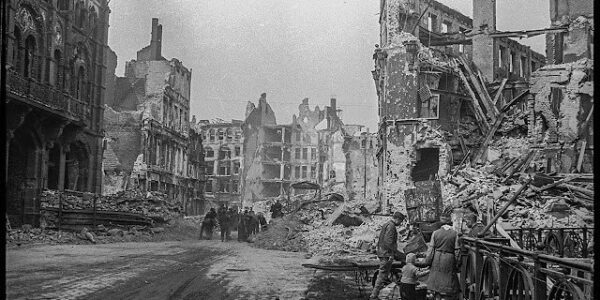32 seltene und erstaunliche Vintage-Fotografien fangen die Ruinen Berlins durch einen sowjetischen Kriegsfotografen ein.