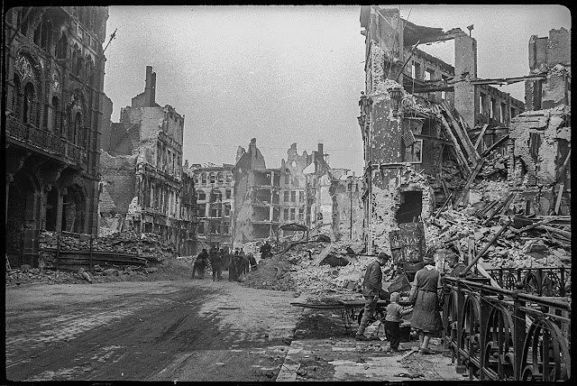 32 seltene und erstaunliche Vintage-Fotografien fangen die Ruinen Berlins durch einen sowjetischen Kriegsfotografen ein.