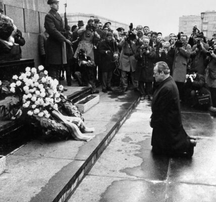 Warschauer Kniefall, Willy Brandt fällt auf die Knie, 1970