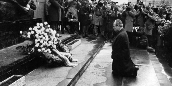 Warschauer Kniefall, Willy Brandt fällt auf die Knie, 1970