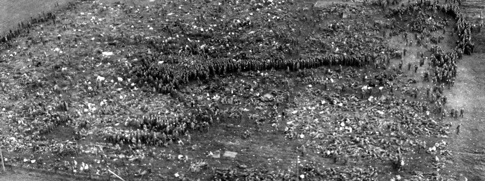 Deutsche Kriegsgefangene im Gefangenenlager Nonant le Pin zusammengepfercht, 1944