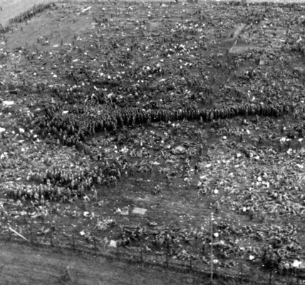 Deutsche Kriegsgefangene im Gefangenenlager Nonant le Pin zusammengepfercht, 1944