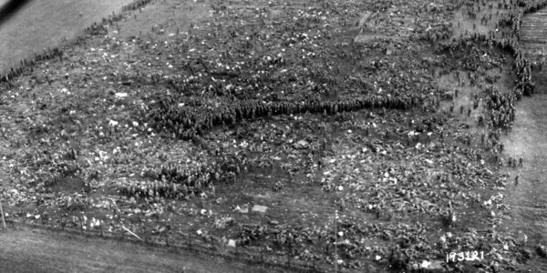 Deutsche Kriegsgefangene im Gefangenenlager Nonant le Pin zusammengepfercht, 1944