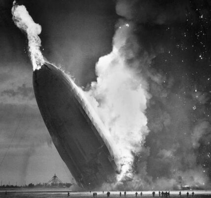 Trauerfeier fur die 28 Deutschen, die bei der Hindenburg-Katastrophe 1937 ihr Leben verloren.