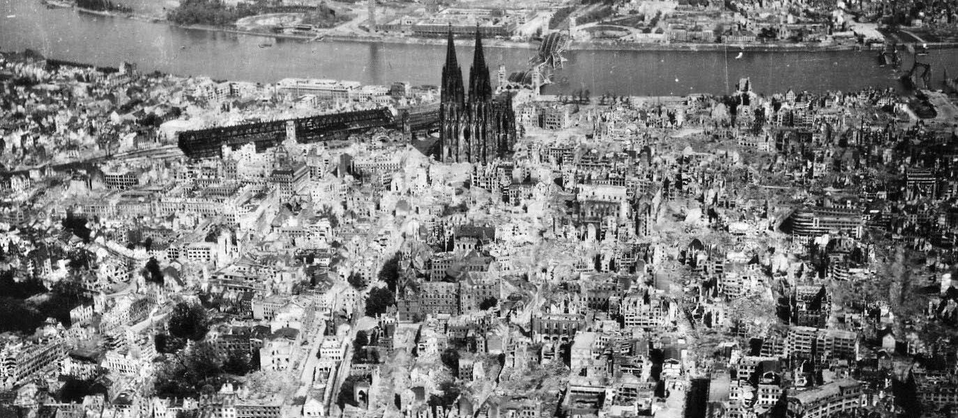 Der Kölner Dom erhebt sich inmitten der Ruinen der Stadt nach den Bombenangriffen der Alliierten im Jahr 1944