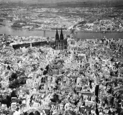 Der Kölner Dom erhebt sich inmitten der Ruinen der Stadt nach den Bombenangriffen der Alliierten im Jahr 1944