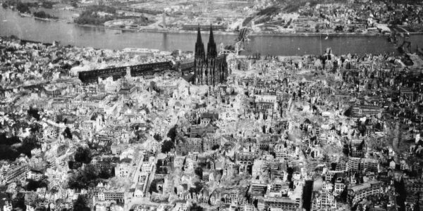 Der Kölner Dom erhebt sich inmitten der Ruinen der Stadt nach den Bombenangriffen der Alliierten im Jahr 1944