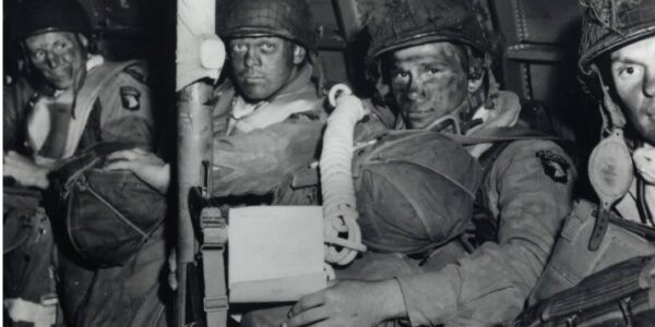 Sprung ins Ungewisse – Deutsche Fallschirmspringer vor dem Einsatz, 18. März 1944.