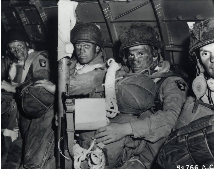 Sprung ins Ungewisse – Deutsche Fallschirmspringer vor dem Einsatz, 18. März 1944.