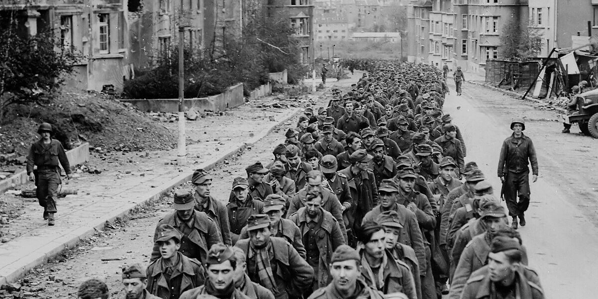 1945: Der lange Weg in die Ungewissheit – Deutsche Soldaten nach der Niederlage.