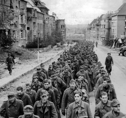 1945: Der lange Weg in die Ungewissheit – Deutsche Soldaten nach der Niederlage.