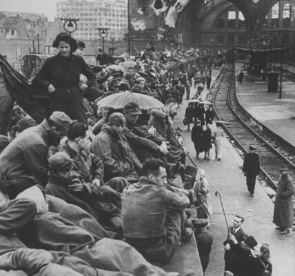 Berlin 1945 – Am Anhalter Bahnhof: Der Moment, in dem Geschichte geschrieben wurde.