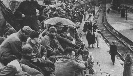 Berlin 1945 – Am Anhalter Bahnhof: Der Moment, in dem Geschichte geschrieben wurde.