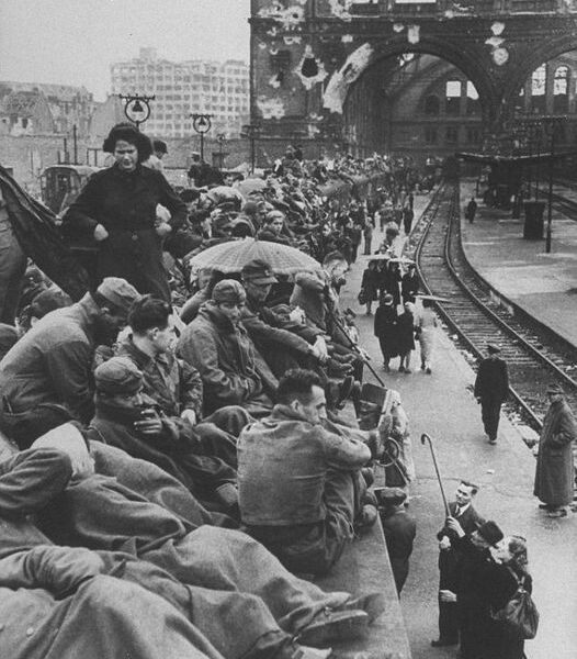 Berlin 1945 – Am Anhalter Bahnhof: Der Moment, in dem Geschichte geschrieben wurde.