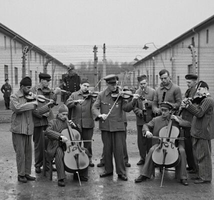 Musik hinter Stacheldraht – Die bewegende Geschichte des Lagerorchesters.