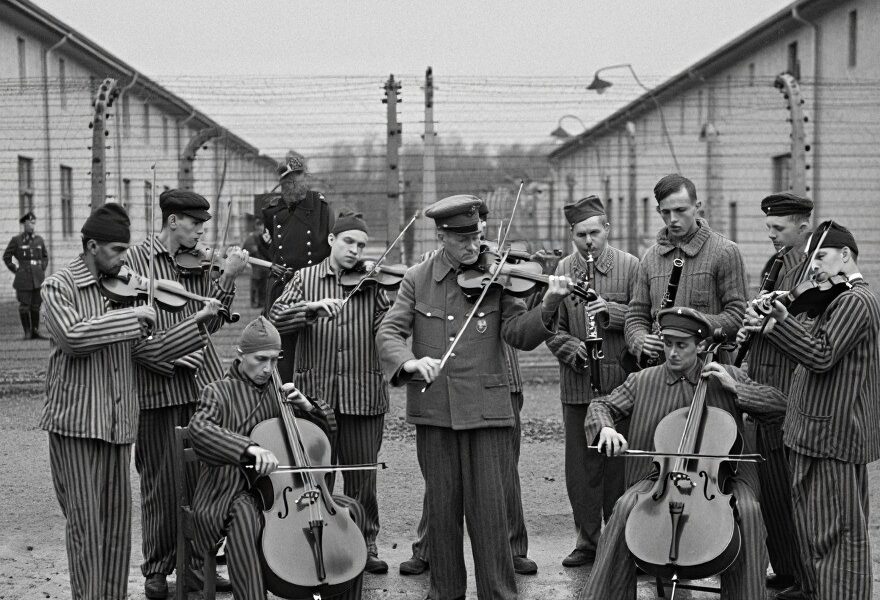 Musik hinter Stacheldraht – Die bewegende Geschichte des Lagerorchesters.
