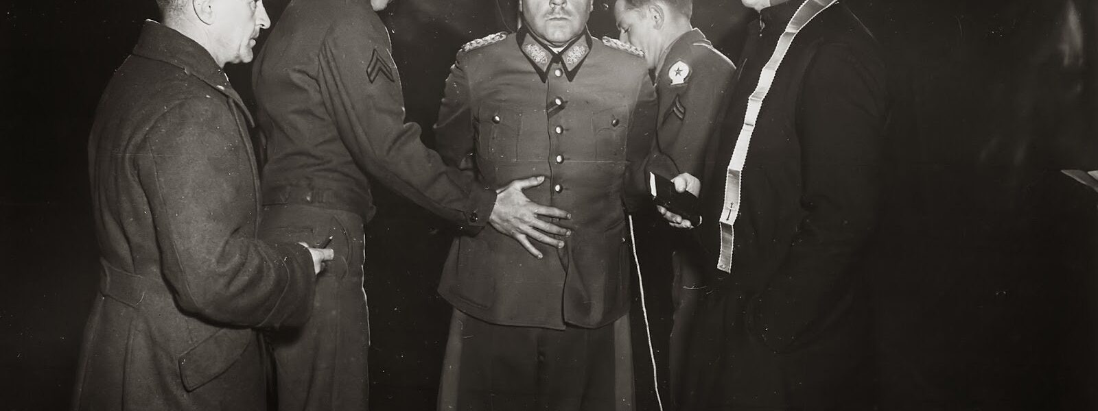 Der deutsche General Anton Dostler in seinen letzten Momenten nach dem Urteil eines Militärtribunals im Jahr 1945