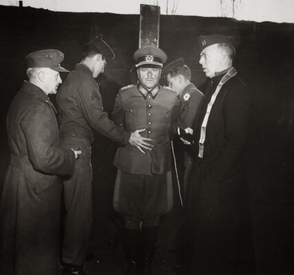 Der deutsche General Anton Dostler in seinen letzten Momenten nach dem Urteil eines Militärtribunals im Jahr 1945