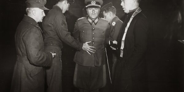 Der deutsche General Anton Dostler in seinen letzten Momenten nach dem Urteil eines Militärtribunals im Jahr 1945