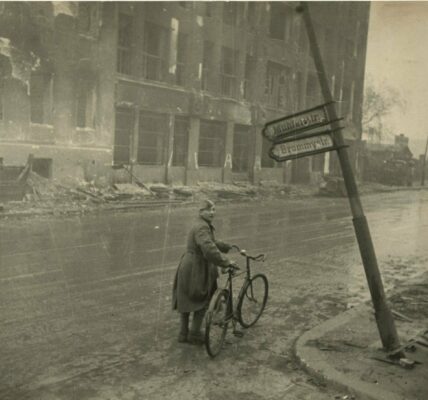 Die zwei Radfahrer von Berlin 1945 – Wer waren sie wirklich?