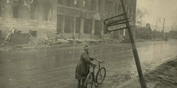 Die zwei Radfahrer von Berlin 1945 – Wer waren sie wirklich?