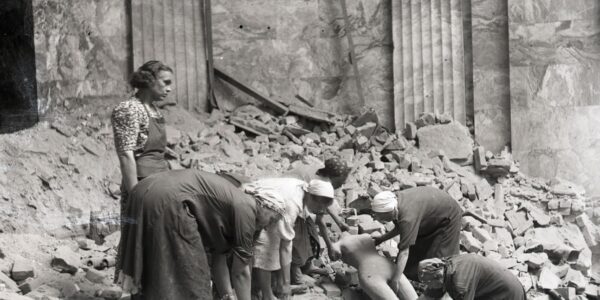 Die Trummerfrauen Berlins – Helden des Wiederaufbaus.