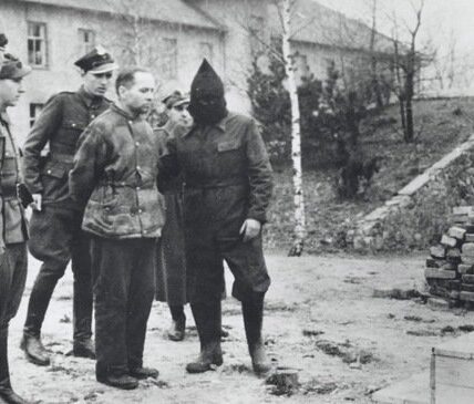 Rudolf Höß – Der erste Lagerkommandant von Auschwitz: Erinnerungen an den historischen 16. April 1947, als er hingerichtet wurde.