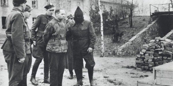 Rudolf Höß – Der erste Lagerkommandant von Auschwitz: Erinnerungen an den historischen 16. April 1947, als er hingerichtet wurde.