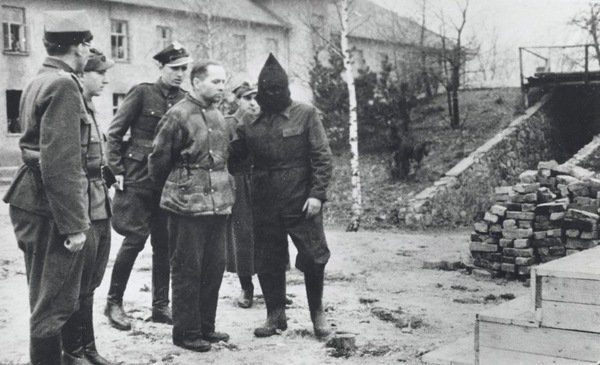 Rudolf Höß – Der erste Lagerkommandant von Auschwitz: Erinnerungen an den historischen 16. April 1947, als er hingerichtet wurde.