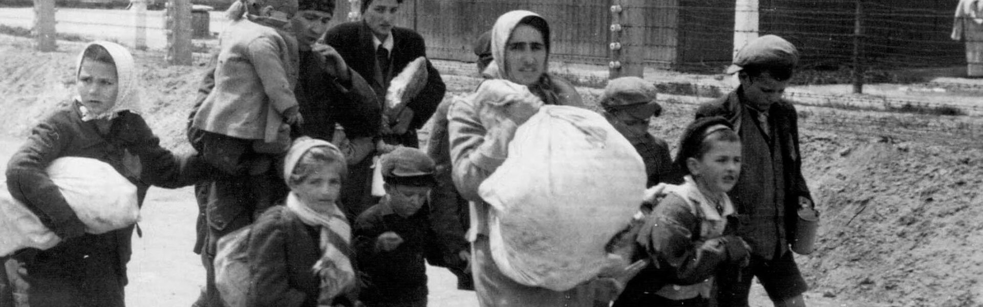 Auschwitz, Mai 1944: Frauen und Kinder auf dem Weg zur Selektion.
