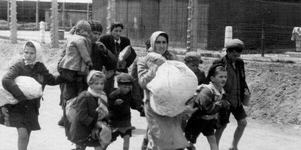 Auschwitz, Mai 1944: Frauen und Kinder auf dem Weg zur Selektion.