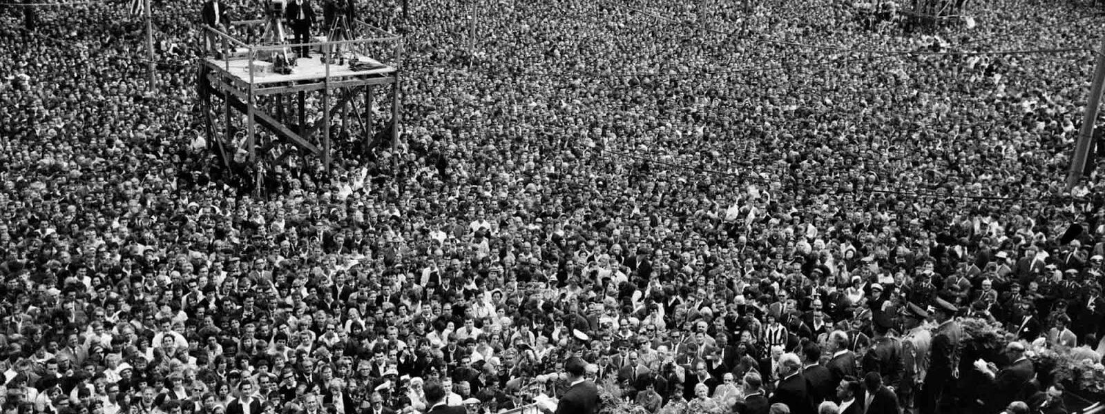 Kennedy hält 1963 seine Rede „Ich bin ein Berliner“.