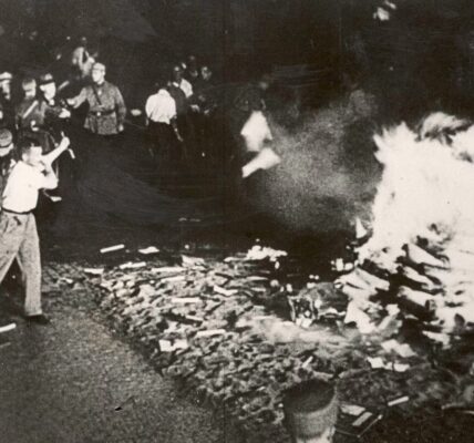 Berlin, 10. Mai 1933: Öffentliche Bucherverbrennung auf dem Opernplatz – Ein dunkles Kapitel der deutschen Geschichte