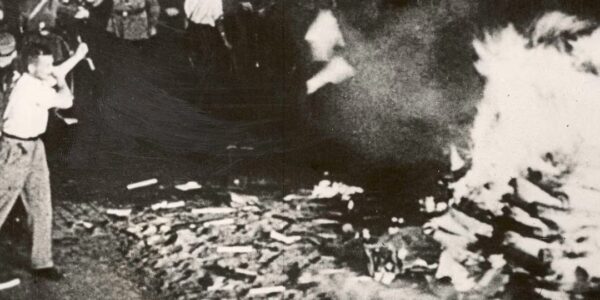 Berlin, 10. Mai 1933: Öffentliche Bucherverbrennung auf dem Opernplatz – Ein dunkles Kapitel der deutschen Geschichte
