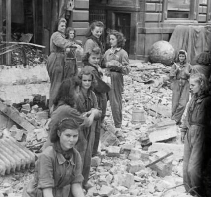 Schwarz-Weiß-Fotos des zerstörten Berlins im Jahr 1945