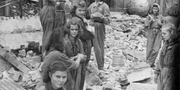 Schwarz-Weiß-Fotos des zerstörten Berlins im Jahr 1945