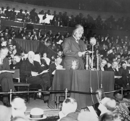 Albert Einstein in der Royal Albert Hall in London, 1933