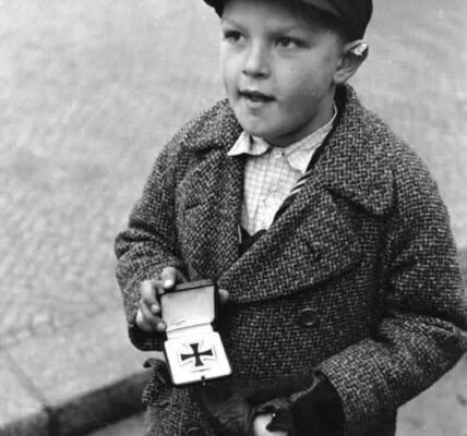 Ein Moment voller Schmerz: Der Versuch eines Jungen, das Eiserne Kreuz seines Vaters zu verkaufen