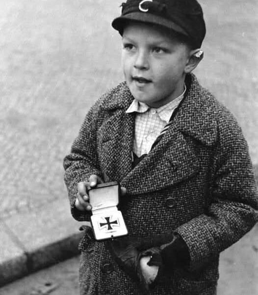Ein Moment voller Schmerz: Der Versuch eines Jungen, das Eiserne Kreuz seines Vaters zu verkaufen