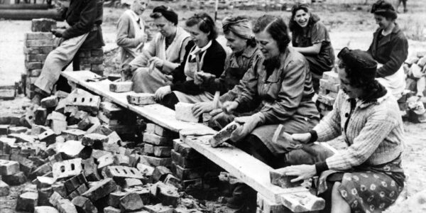 Heldinnen in Trümmern – Der stille Wiederaufbau Deutschlands durch mutige Frauen.H – Daily News