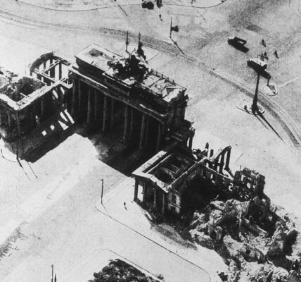 Berlin 1945: Das zerstörte Herz Deutschlands – Das Brandenburger Tor in Trummern.