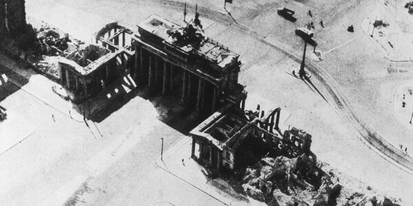 Berlin 1945: Das zerstörte Herz Deutschlands – Das Brandenburger Tor in Trummern.