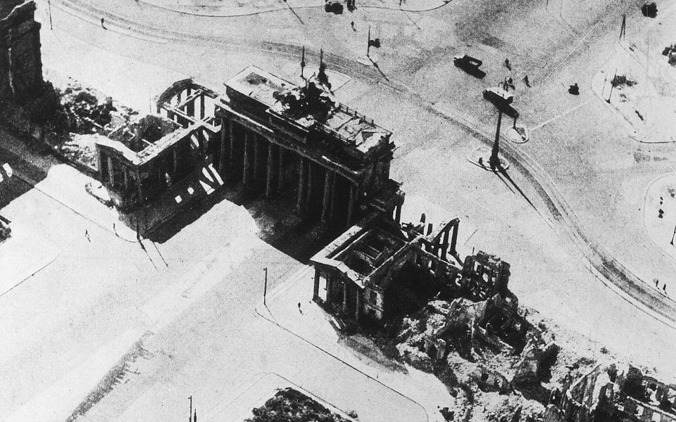 Berlin 1945: Das zerstörte Herz Deutschlands – Das Brandenburger Tor in Trummern.