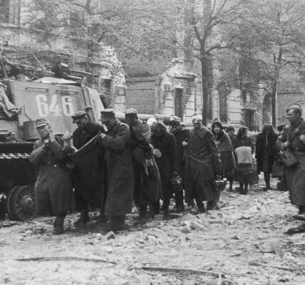 Berlin 1945: Deutsche Soldaten in Gefangenschaft – das Ende einer Ära.