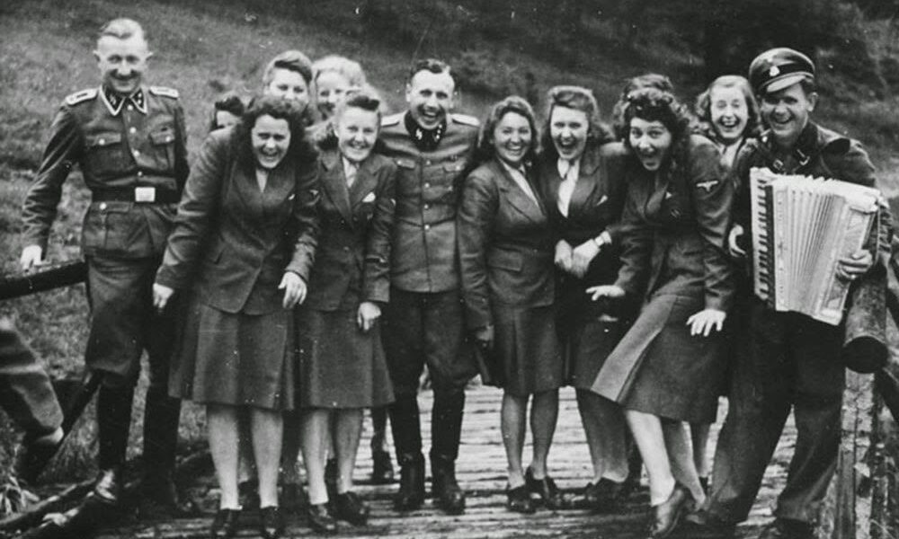 Lachen uber Auschwitz: $$-Hilfssoldaten posieren in einem Erholungsgebiet fur Auschwitz-Personal, 1942