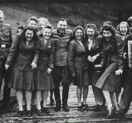 Lachen uber Auschwitz: $$-Hilfssoldaten posieren in einem Erholungsgebiet fur Auschwitz-Personal, 1942