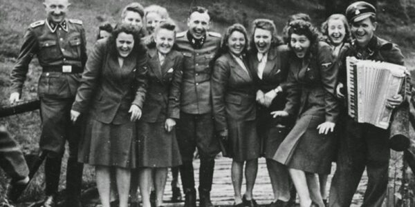 Lachen uber Auschwitz: $$-Hilfssoldaten posieren in einem Erholungsgebiet fur Auschwitz-Personal, 1942
