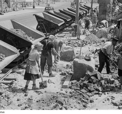 Nach dem Fall: Eindringliche Fotografien dokumentieren die Szene in Hitlers Bunker und den Ruinen Berlins