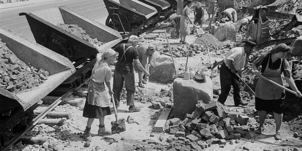 Nach dem Fall: Eindringliche Fotografien dokumentieren die Szene in Hitlers Bunker und den Ruinen Berlins